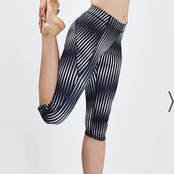 Ivy Park Kaleidostripe Printed Mid Rise Capri Leggings 3/4 size Small - Picture 3 of 13